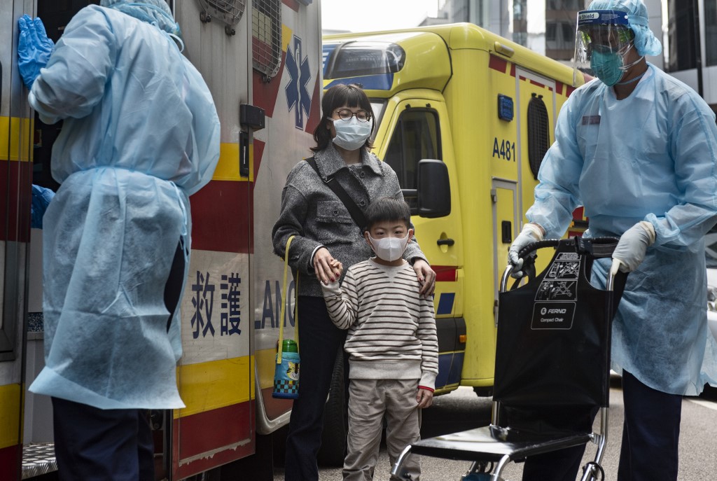 6159316 23.01.2020 Health care members make first aid to people as they cover their faces with sanitary masks after the first cases of coronavirus have been confirmed in Hong Kong, China. Miguel ?and?la / Sputnik